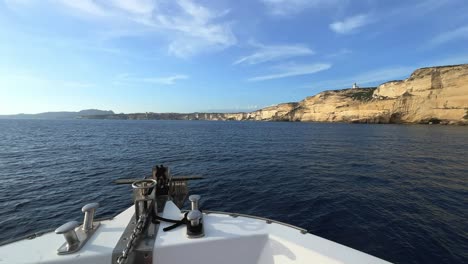 Sicht-Des-Segelbootbogens,-Der-In-Richtung-Der-Klippen-Der-Insel-Korsika-Und-Des-Leuchtturms-Capo-Pertusato-In-Frankreich-Navigiert,-Zeitlupe