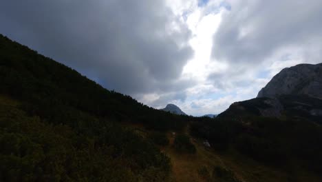 Las-Imágenes-De-Fpv-Se-Filmaron-En-Las-Montañas-Eslovenas-En-Los-Alpes-Con-Un-Dron-Volando-Rápido-Sobre-Hermosas-Montañas-Filmadas-Con-Una-Gopro-Con-Increíbles-Paisajes-Circundantes-3