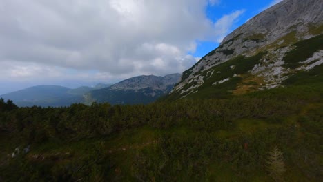 Las-Imágenes-De-Fpv-Se-Filmaron-En-Las-Montañas-Eslovenas-En-Los-Alpes-Con-Un-Dron-Volando-Rápido-Sobre-Hermosas-Montañas-Filmadas-Con-Una-Gopro-Con-Increíbles-Paisajes-Circundantes-2