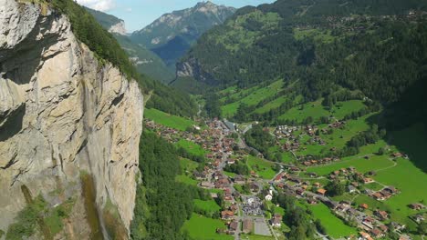 Vista-Aérea-Giratoria-De-Las-Cascadas-De-Stuabbach-Y-El-Valle-De-Lauterbrunnen,-Suiza