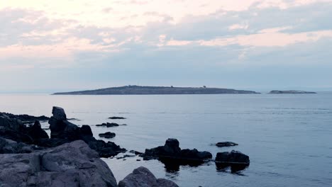 Ruhige-Meerlandschaft-Zur-Insel-St-Ivan-Sozopol-Schwarzmeerküste-Blaue-Stunde-Sonnenuntergang