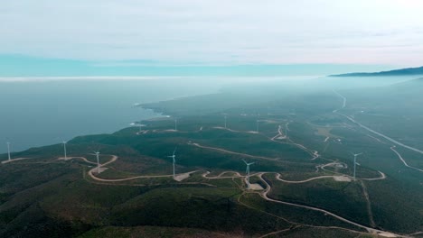 Dolly-Im-Luftbild-Mehrerer-Windkraftanlagen-Eines-Windparks-In-Den-Wüstenbergen-Nahe-Dem-Meer-Im-Norden-Chiles