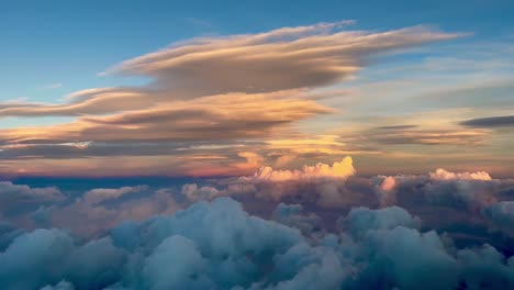 Fantastischer-Pastellfarbener-Himmel,-Aufgenommen-Von-Einem-Jet-Cockpit-Während-Des-Sonnenuntergangs