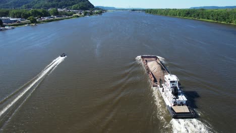 Ein-Schleppboot-Schiebt-Einen-Einzelnen-Lastkahn-Auf-Dem-Mississippi-Nach-Norden,-Vorbei-An-Lansing,-Iowa-2