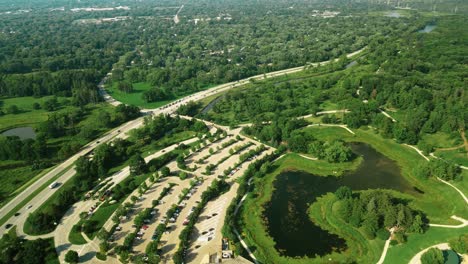Eine-Luftaufnahme-Des-Morton-Arboretum-Parks-Zusammen-Mit-Dem-Grünlichen-Garten-Und-Einer-Asphaltstraße,-Die-Auch-Außerhalb-Des-Parks-Zu-Sehen-Sind