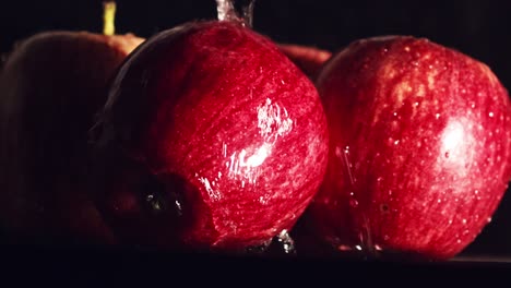 Wassertropfen-Spritzen-In-Zeitlupe-Auf-Rote-Äpfel