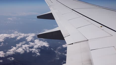 Blick-Aus-Dem-Fenster-Einer-Flugzeugkabine:-Weißer-Flugzeugflügel-Und-Wolken