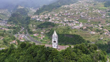 Rotación-De-La-Torre-Del-Reloj-En-Sao-Vicente,-Madeira,-Portugal
