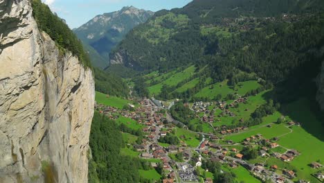 Rückwärts-Luftaufnahme-Der-Stuabbachwasserfälle-In-Lauterbrunnen,-Schweiz