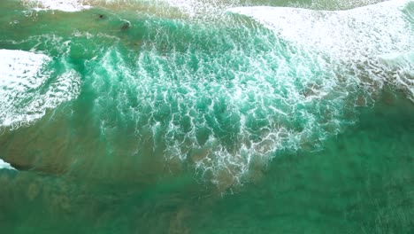 Luftvideo-Von-Wellen,-Die-An-Der-Neuseeländischen-Küste-Brechen