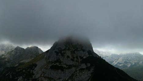 Imágenes-De-Drones-De-Una-Gran-Montaña-En-Niebla-Y-Niebla-Drone-Moviéndose-Hacia-Atrás-Y-Filmada-En-4k-Filmada-En-Una-Montaña-Eslovena-En-Los-Alpes-En-Un-Hermoso-Clima-Nublado
