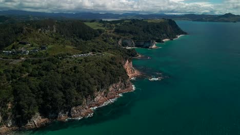 Vuelo-Panorámico-Sobre-Acantilados-Rocosos-En-Nueva-Zelanda