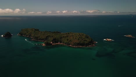 Bootsfahrt-Um-Einsame-Tropische-Insel