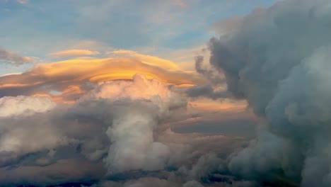 Erstaunliche-Linsenförmige-Wolken-In-Einem-Farbenfrohen-Himmel-In-Pastellfarben,-Viel-Kumulus-In-Der-Goldenen-Minute