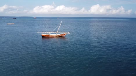 Luftbild-Von-Sansibar-Traditionelles-Boot-Am-Strand-Von-Nungwi,-Afrikanische-Insel,-Tansania,-Bootsfahrt