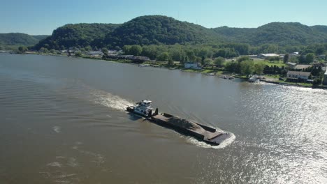 Ein-Schleppboot-Schiebt-Einen-Einzelnen-Lastkahn-Auf-Dem-Mississippi-Nach-Norden,-Vorbei-An-Lansing,-Iowa