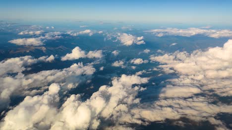 Atemberaubende-Bergkette,-Die-Von-Kumuluswolken-Bedeckt-Ist