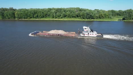 Ein-Schleppboot-Schiebt-Einen-Einzelnen-Lastkahn-Auf-Dem-Mississippi-Nach-Norden,-Vorbei-An-Lansing,-Iowa-4