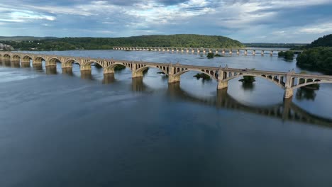 Zwei-Brücken-Spiegeln-Sich-Im-Wasser-über-Dem-Fluss