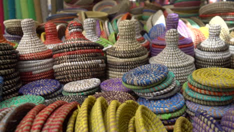 Recipientes-De-Paja-De-Colores-Hechos-A-Mano-Y-Macetas-Que-Se-Venden-En-El-Mercado-Como-Cestas-Decorativas