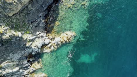 Eine-Drohnenaufnahme-Von-Einer-Wunderschönen-Insel-In-Italien-7