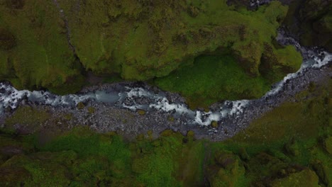 Río-Horizontal-Que-Se-Eleva-Con-Paredes-Verdes-Del-Cañón-A-Ambos-Lados-Del-Cañón-Mulgljufur-Islandia
