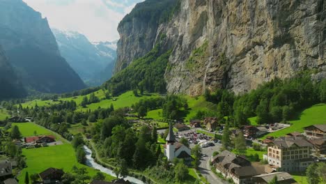 Aerial-reveal-of-Lauterbrunnen,-Switzerland