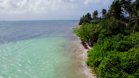 Drohne-Fliegt-Entlang-Der-Windigen-Küste-Vor-Der-Insel-Dhangeti-Auf-Den-Malediven