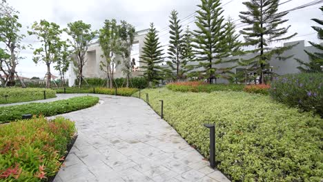Clean-and-Tidy-Modern-Garden-WIth-Stone-Walking-Lane