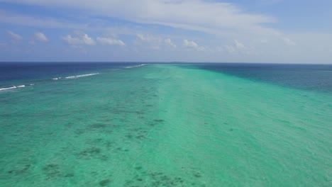 Vuelo-Aéreo-Sobre-Una-Extensión-Infinita-De-Aguas-Turquesas-En-Arrecifes-En-Las-Maldivas