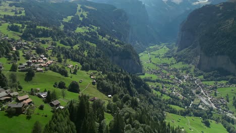 Vista-Aérea-Del-Valle-De-Lauterbrunnen-Y-Wengen,-Suiza