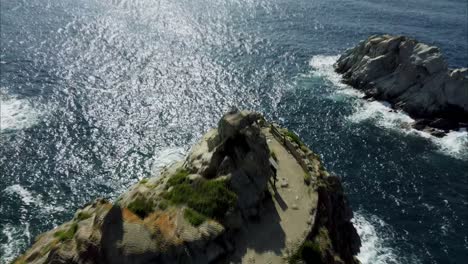 Eine-Drohnenaufnahme-Von-Einer-Wunderschönen-Insel-In-Italien-12