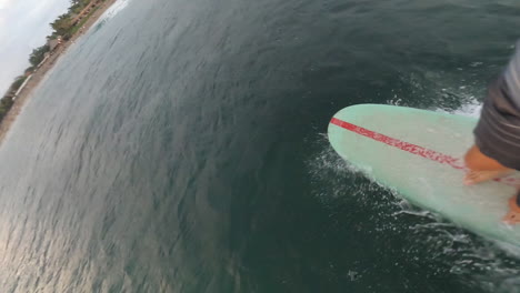 Surfista-Surfeando-Olas-Frente-A-La-Costa-Y-Cayendo-Al-Mar,-Bali