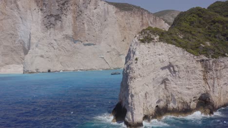 Aerial---Shipwreck-side-reveal-in-Zakynthos,-Greece