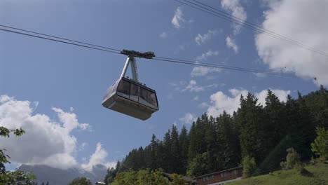 Gondola-ascending-in-Murren,-Switzerland