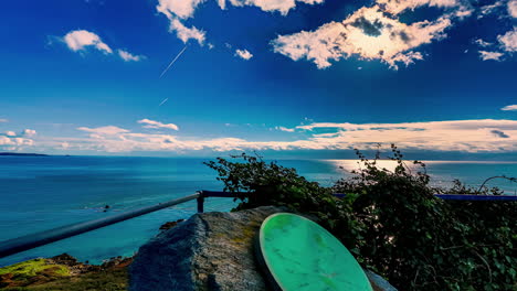 Hyperlapse-Des-Aussichtspunkts-Zur-Küste-Im-Sommer-An-Sonnigen-Tagen-In-Guernsey
