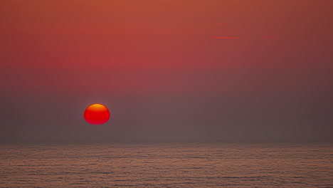 Schöner-Sonnenuntergang-über-Dem-Meer-Im-Zeitraffer-Während-Der-Abendzeit