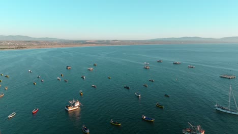 Panoramablick-Aus-Der-Luft-Auf-Fischerboote,-Die-Vor-Der-Küste-Im-Norden-Chiles-Festgenommen-Wurden