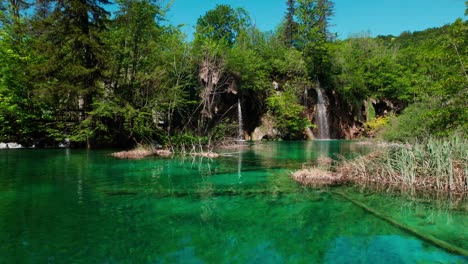 Paradisiac-view-of-crystal-clear-water-of-Plitvice-national-park-lakes,-dolly-in