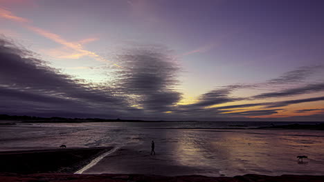 Spektakuläre-Malerische-Küste-Mit-Wolkenbewegung-Im-Zeitraffer-Oben-Während-Eines-Farbenfrohen-Abendhimmels-In-Guernsey