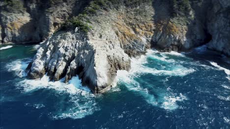 Un-Dron-Disparado-Desde-Una-Hermosa-Isla-En-Italia-2