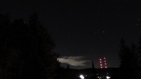 Time-lapse-De-Las-Nubes-Y-Estrellas-Pasando-Por-Dillberg,-Baviera