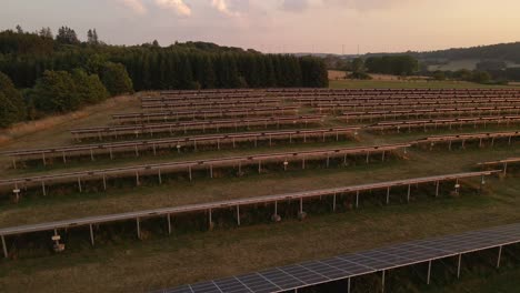 Vuelo-Lento-Sobre-Un-Campo-De-Paneles-Solares-Durante-Una-Impresionante-Puesta-De-Sol-En-Alemania