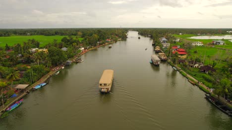 Luftaufnahme-Des-Traditionellen-Hausboots,-Das-Die-Backwaters-Von-Kerala-Durchquert