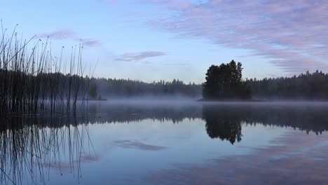 Zeitraffer-Der-Seenlandschaft-Mit-Nebel,-Der-Sich-Auf-Dem-Wasser-Bewegt