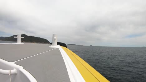 Ein-Schnellboot-Segelt-Stabil-über-Das-Meer