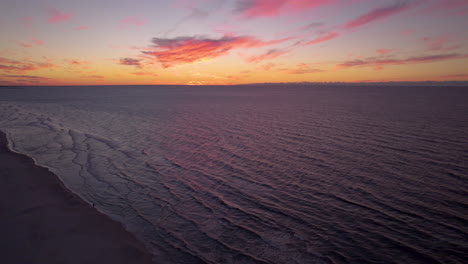 Luftdrohne-Orange-Sonnenuntergang-Himmel-über-Strand-Von-Krynica-Morska,-Polen