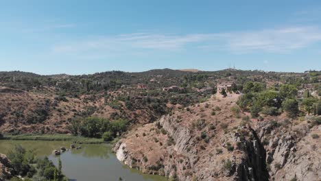 Río-Tajo,-El-Río-Más-Largo-De-La-Península-Ibérica,-En-Su-Curso-A-Través-De-Toledo,-España