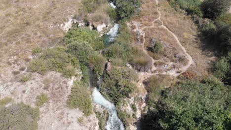 Luftaufnahme-Eines-Hohen-Wasserfalls-Im-Naturpark-Lagunas-De-Ruidera