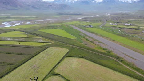 Aeropuerto-Borgarfjordur-Eystri-Rodeado-De-Tierras-Agrícolas-Verdes-En-Islandia,-Antena